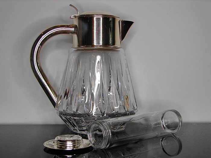 Okazałe kryształowe dzbanki na napoje